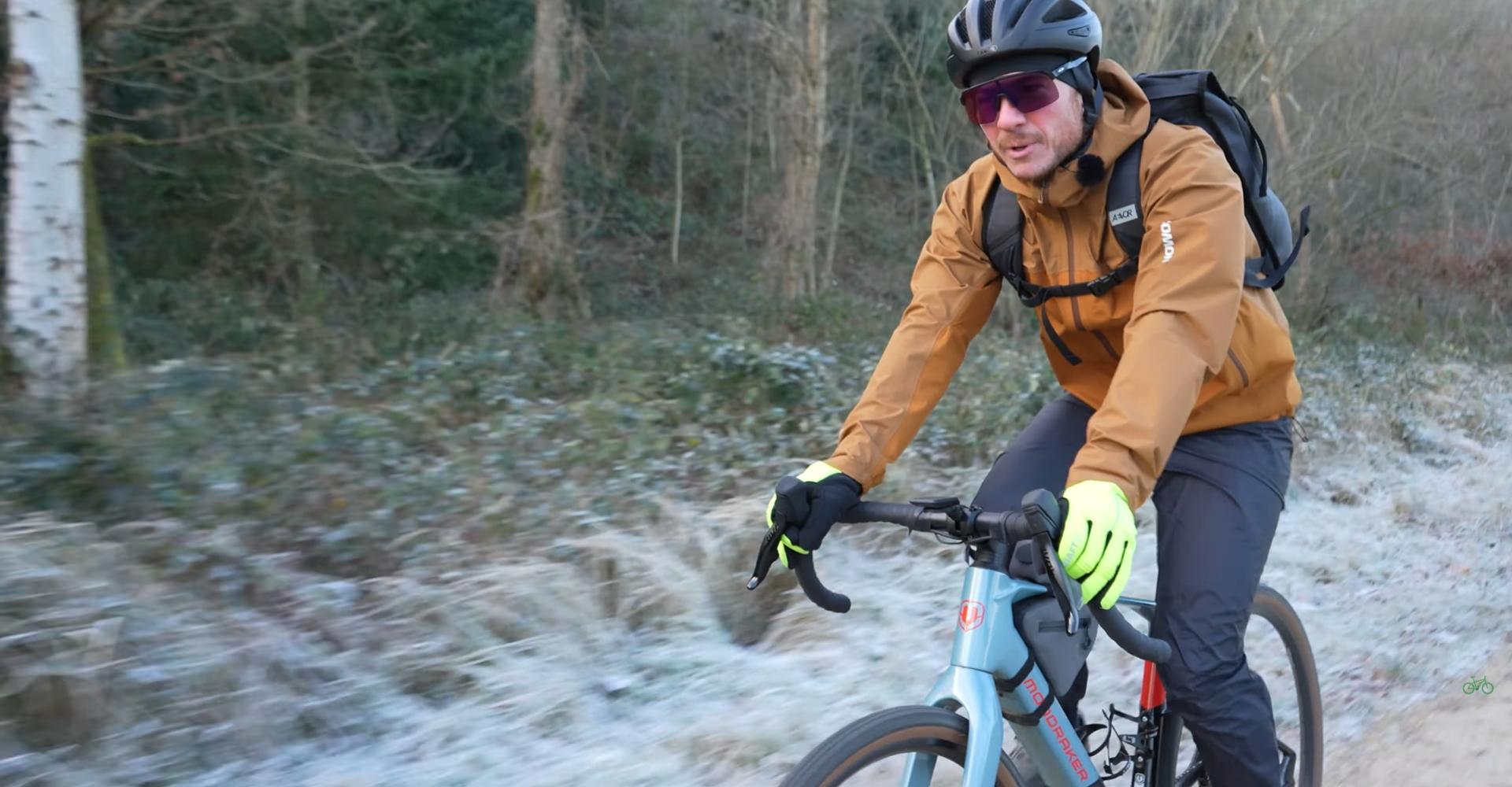 Marcel auf dem Gravel e-Bike von Mondraker Dusty