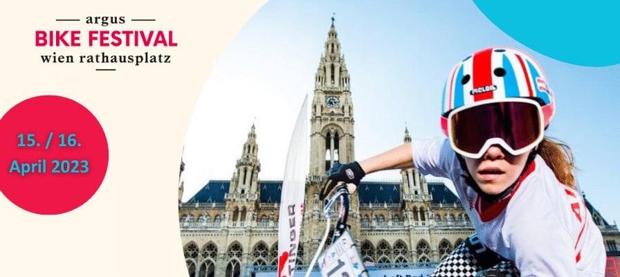 Radfahrer beim Argus Bike Festival vor dem Wiener Rathaus