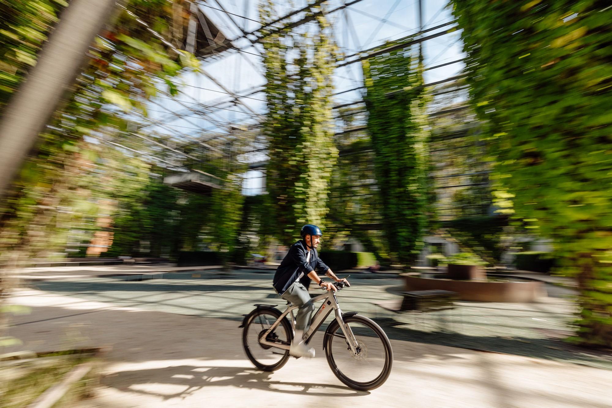 Eine Person auf dem Stromer ST3 fährt durch urbane Umgebung