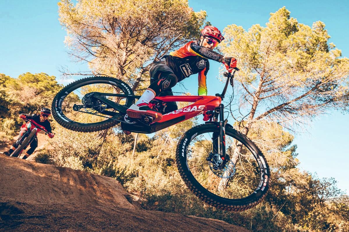 GASGAS e-MTBs springen über einen Hügel