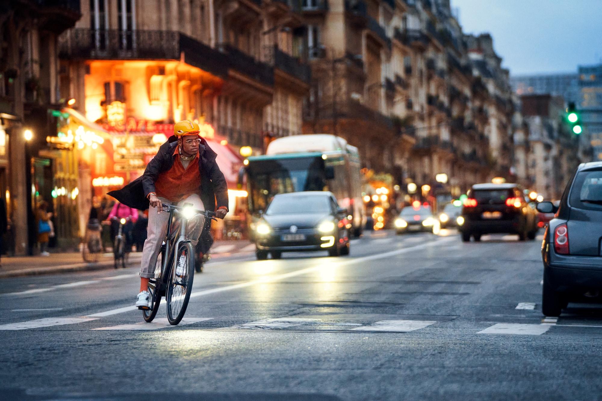 Erleben Sie das urbane Leben mit dem Riese & Müller E-Bike. Perfekt für dynamische Fahrten durch lebhafte Straßensz