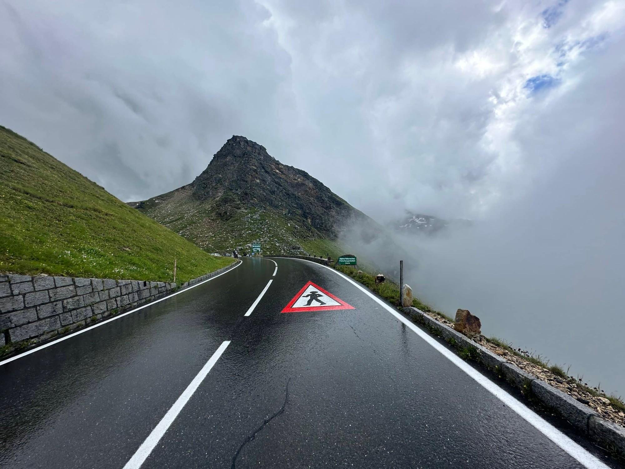 e-Bike-Fahrstrecke in bergiger Landschaft
