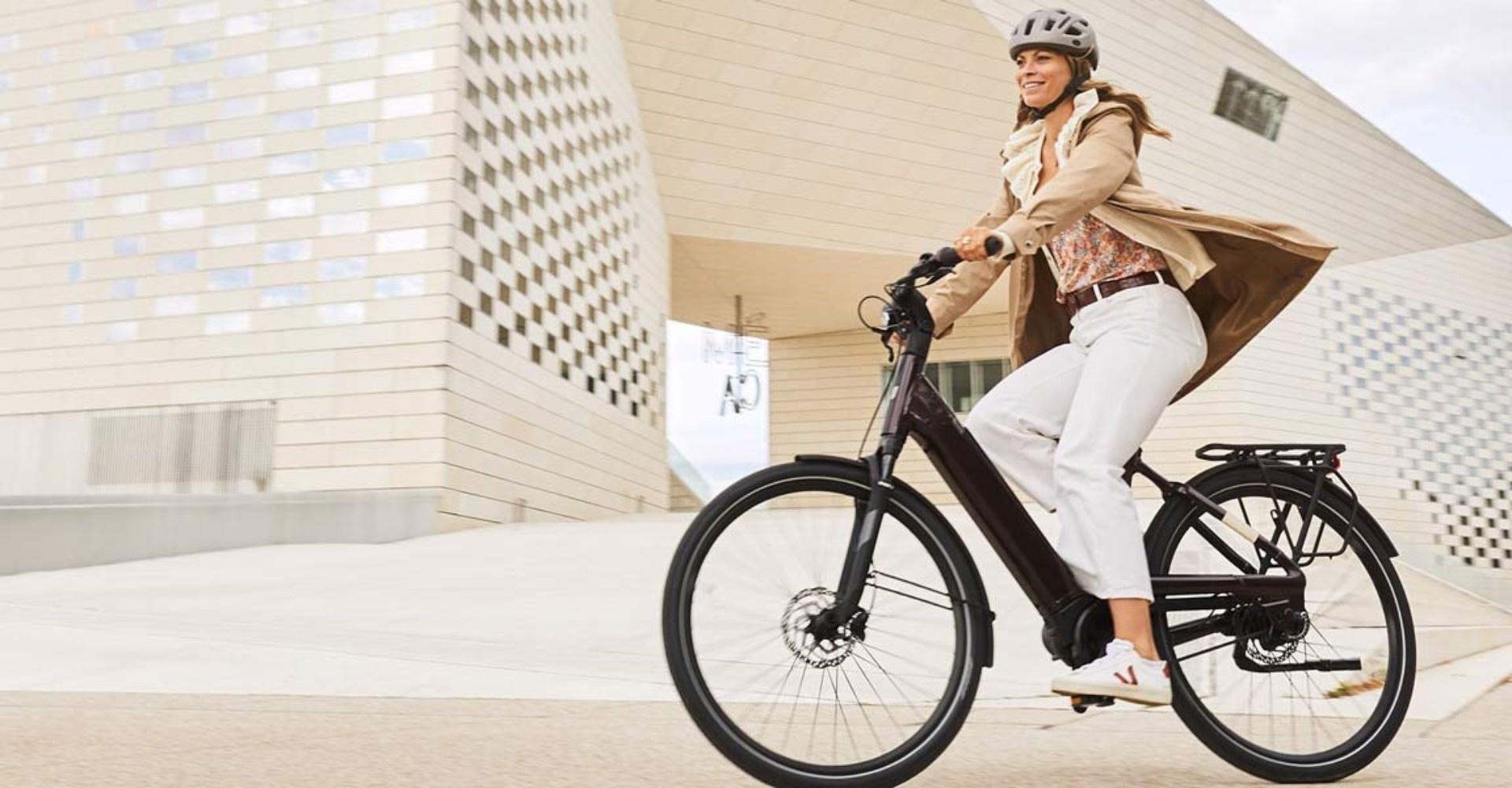 Eine Frau fährt auf dem Liv Allure E+ 2022 City e-Bike