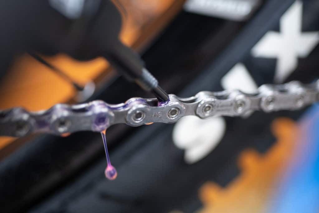 Nahaufnahme einer Fahrradkette mit Schmiermittel aufgetragen