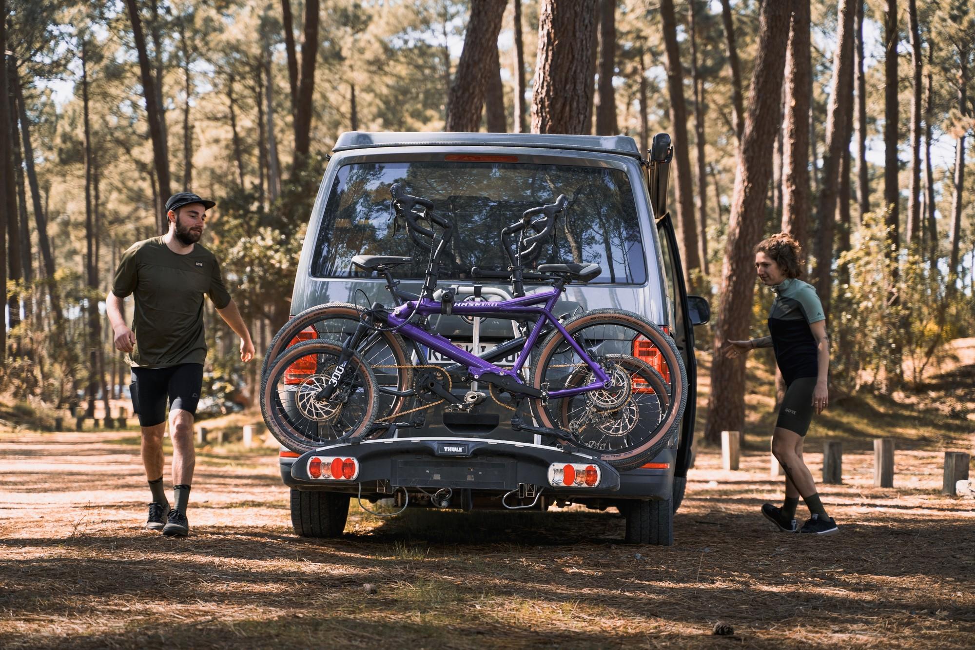 Das Bild zeigt einen Thule Fahrradträger mit HASE BIKES Gravity Dust