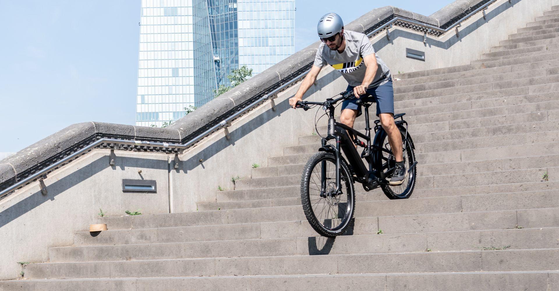 Ein Mann fährt mit dem Nos SUV von Hercules Treppen herunter