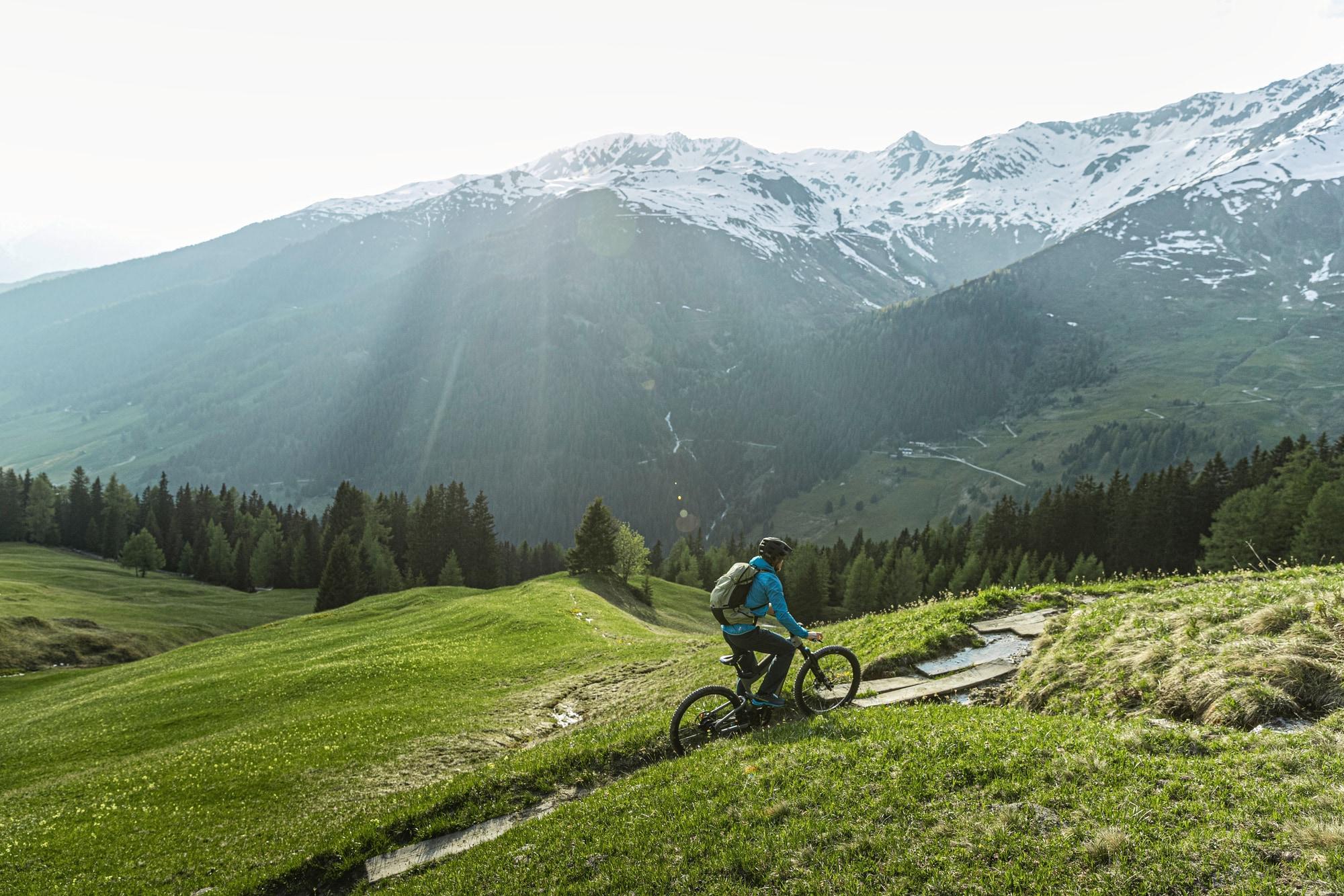 Entdecken Sie die Freiheit der Berge mit dem Riese & Müller Superdelite Mountain E-Bike - perfekt für Ihr nächstes