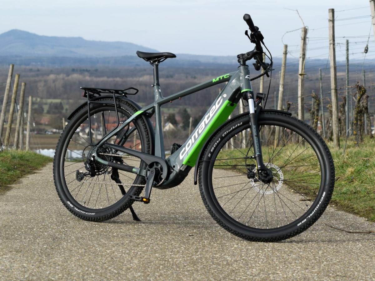 Entdecken Sie das Corratec MTC E-Bike vor malerischer Kulisse. Perfekt für Abenteuer und Alltag. Erleben Sie Komfor