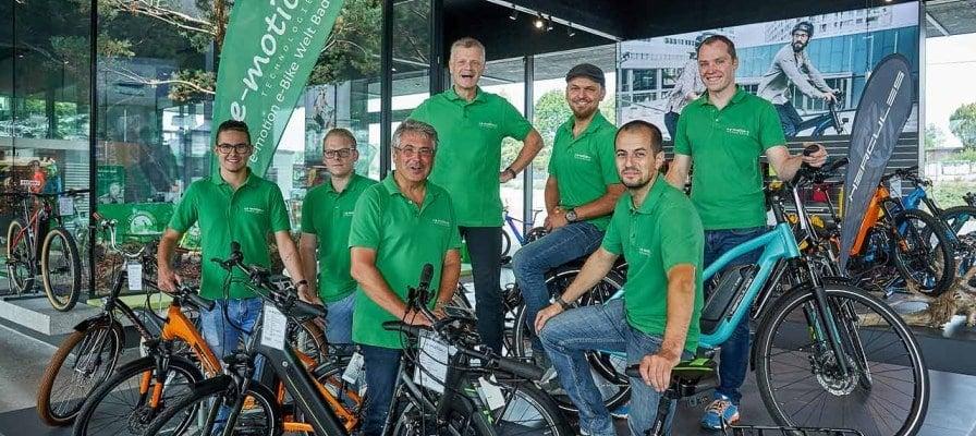 Teamfoto e-motion e-Bike Welt Bad Hall mit verschiedenen E-Bikes