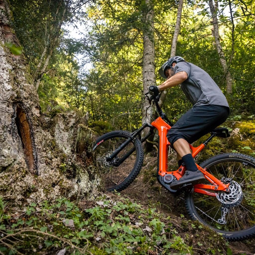 Mann fährt mit seinem e-Mountainbike einen Steilhang hoch,