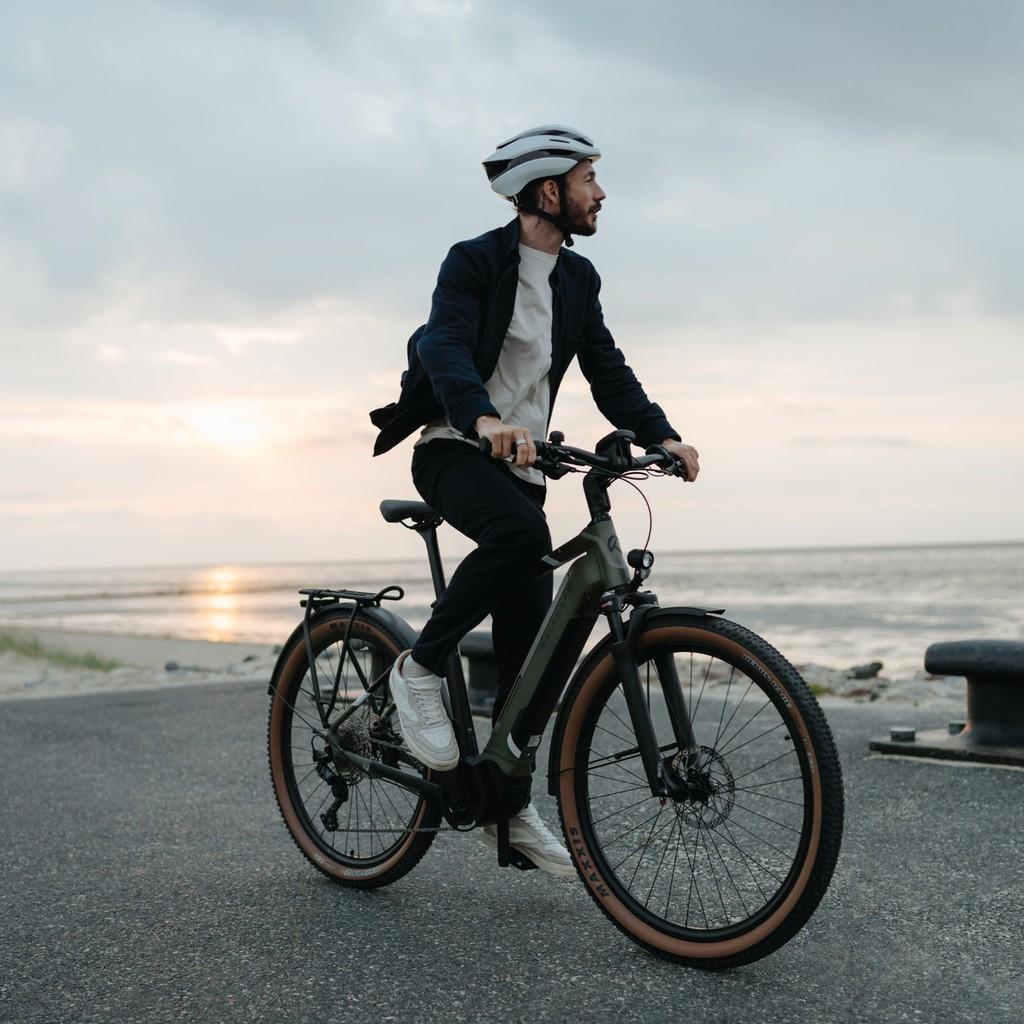 Erleben Sie das Kalkhoff Trekking E-Bike 2023 in Aktion. Perfekt für entspannte Fahrten entlang der Küste. Entdecke