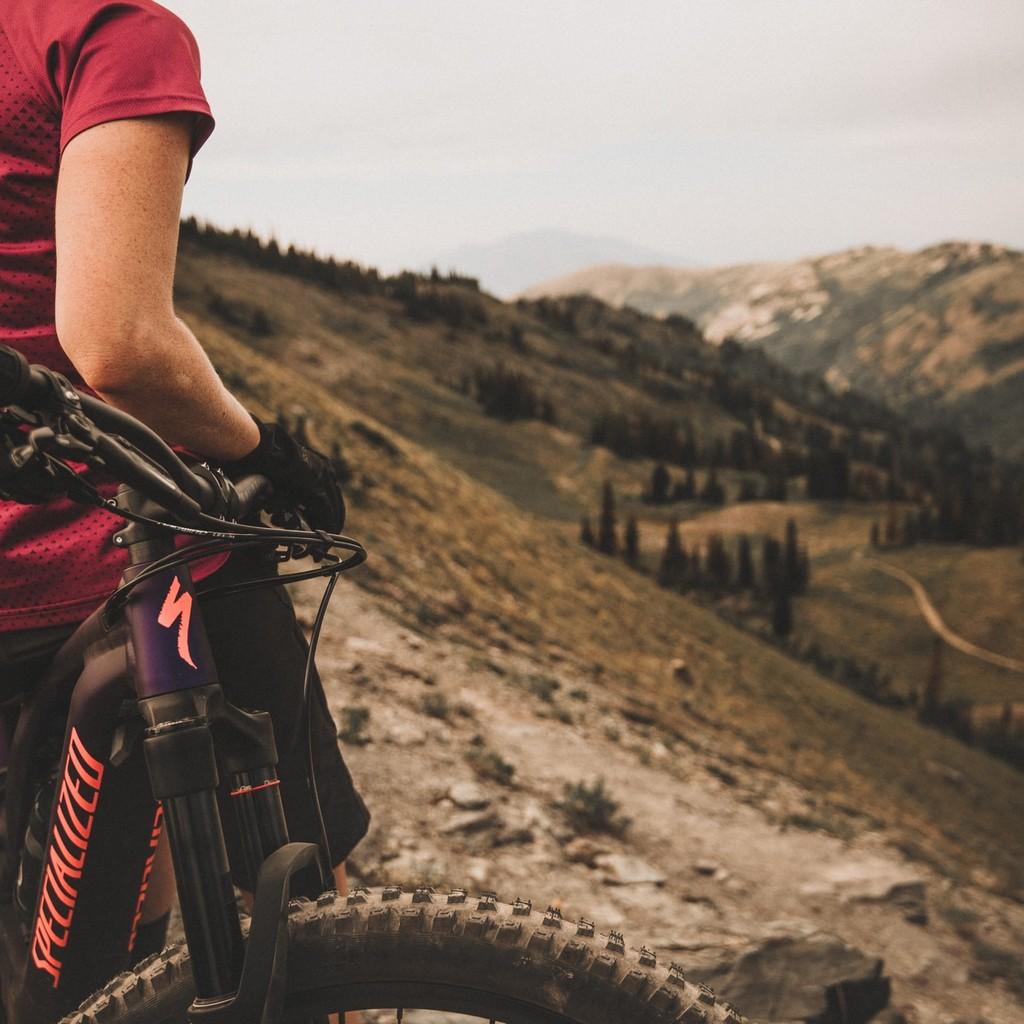 Abenteuer in den Bergen mit einem Specialized Mountainbike. Perfekt für Offroad-Erlebnisse und anspruchsvolle Trail