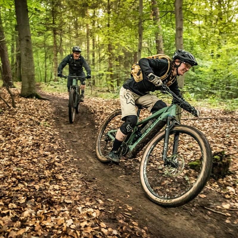 Entdecke das FOCUS Thron2 E-Bike in Aktion, ideal für Offroad-Abenteuer im Wald, ausgestattet mit starker BOSCH-Tec