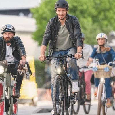 Gruppe von Menschen auf Fahrrädern in urbaner Umgebung