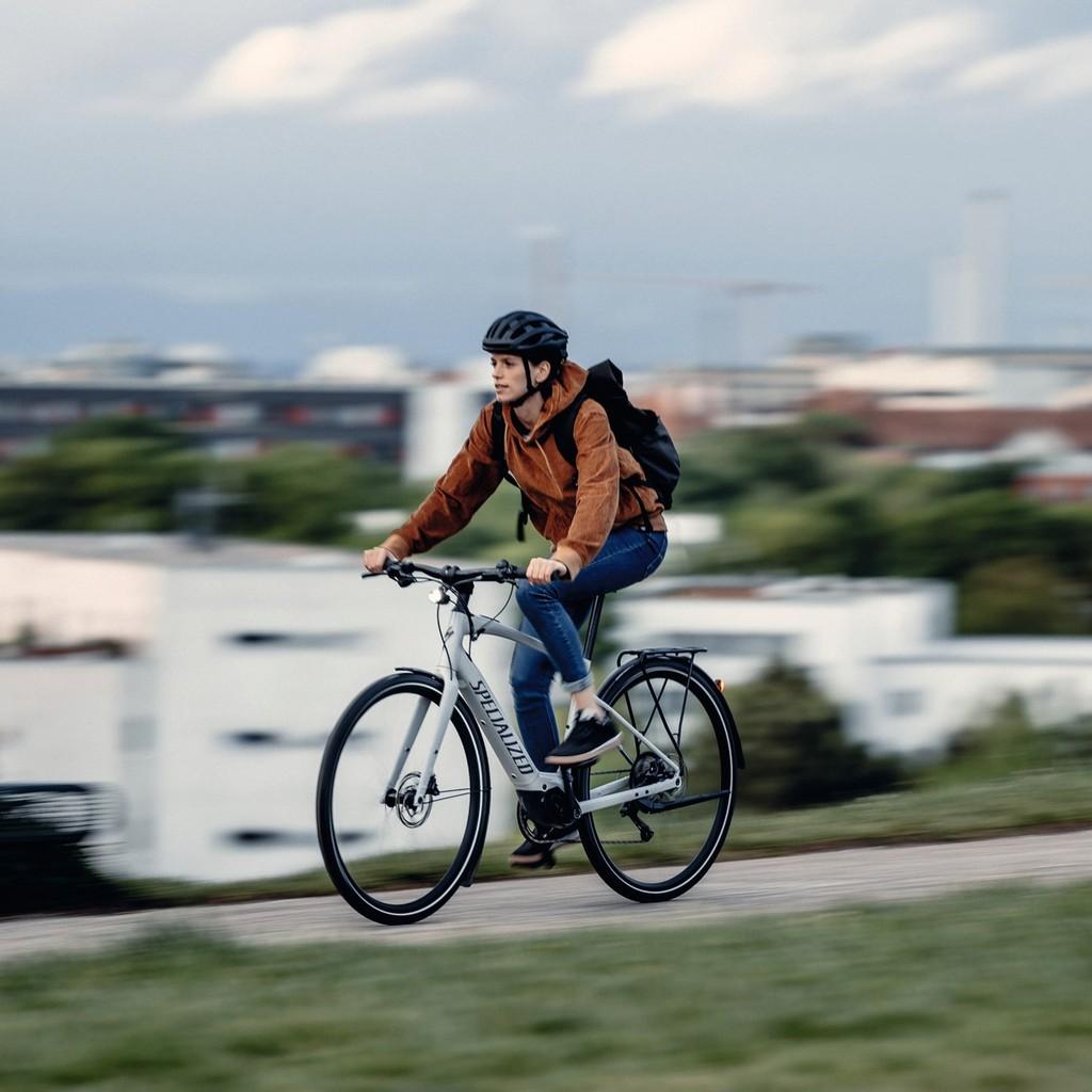 Erleben Sie Fahrspaß mit einem Specialized E-Bike. Perfekt für die Stadt.