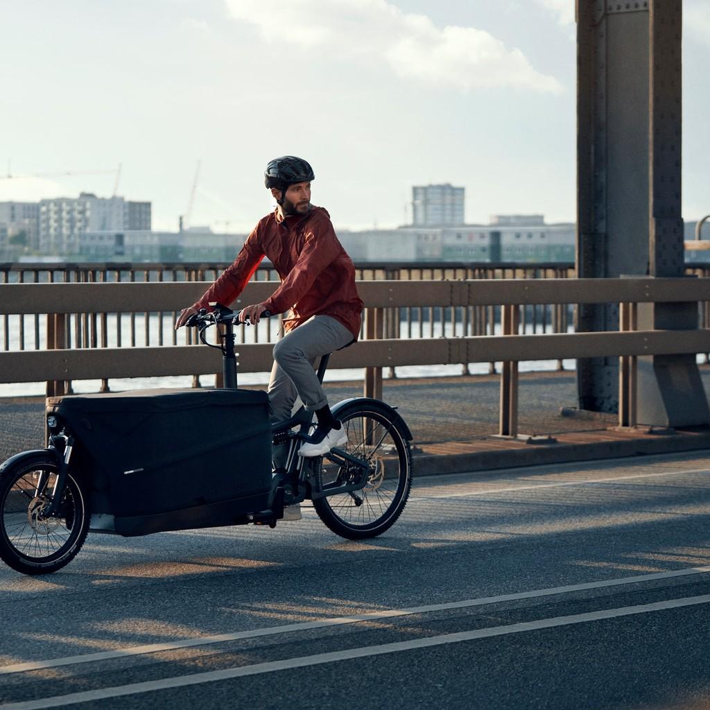 Das Riese & Müller Packster 70 E-Bike sorgt für komfortables Fahren in der Stadt. Perfekt für Pendler, die Wert auf