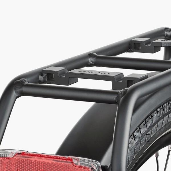 Nahaufnahme eines Fahrradgepäckträgers mit Rücklicht