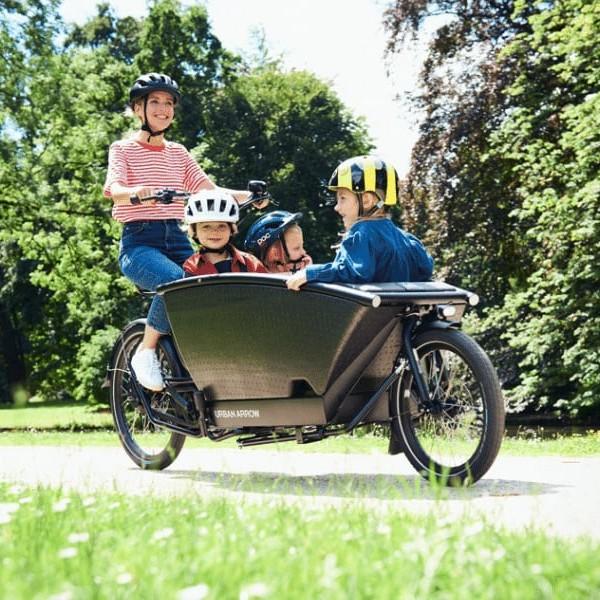 Urban Arrow Family 2020 Lastenrad mit Kindern im Park