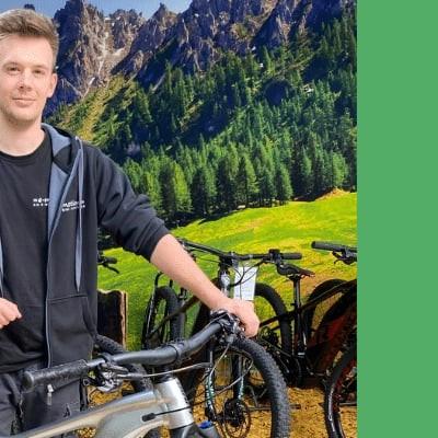 Mann mit E-Bike vor Bergkulisse