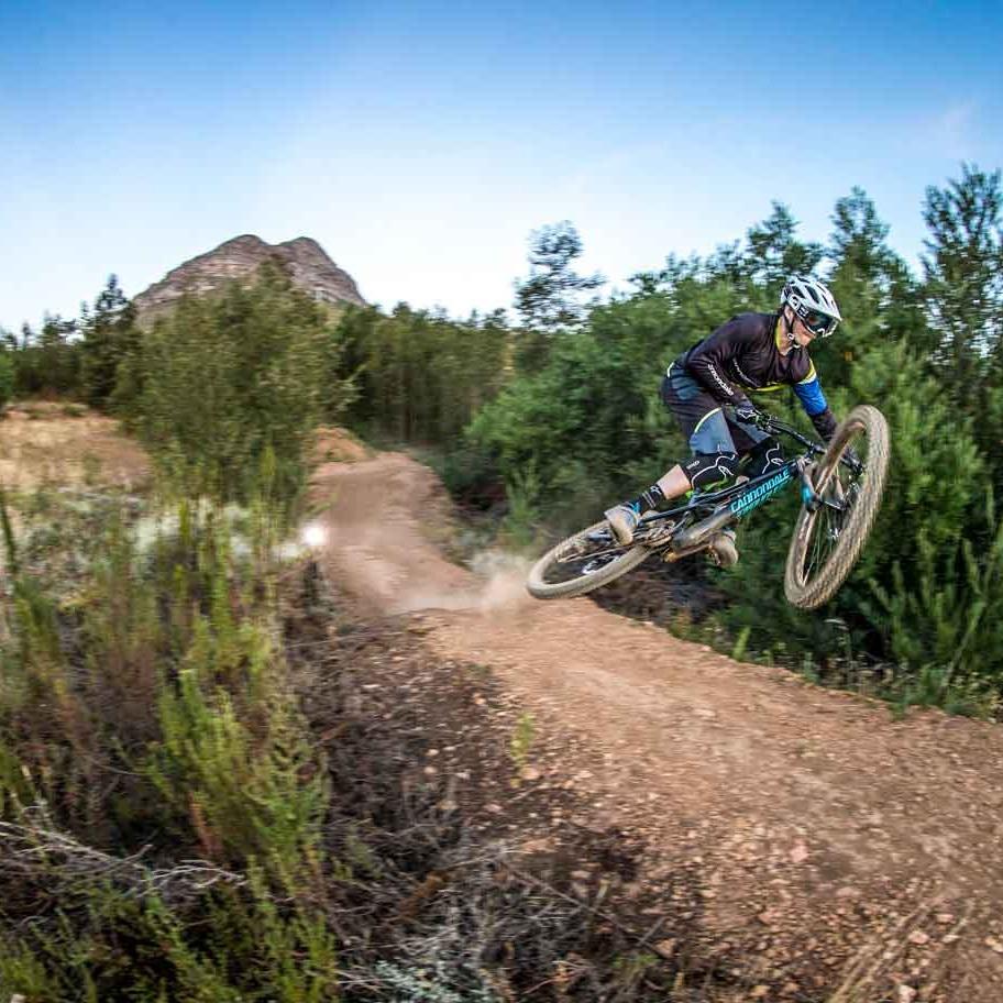 Erleben Sie aufregende Offroad-Abenteuer mit dem Cannondale Mountainbike, perfekt für anspruchsvolle Trails und dyn