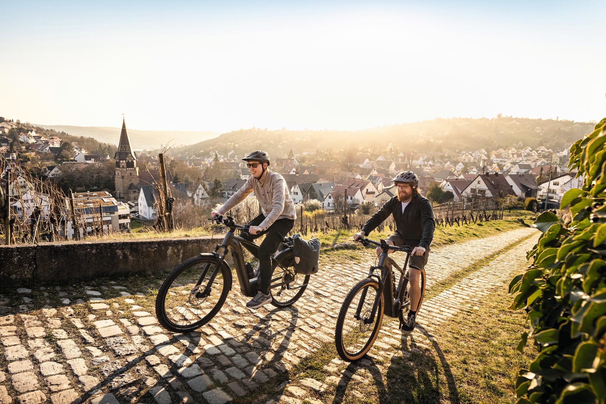 Entdecken Sie mit FOCUS Aventura² und Jarifa² E-Bikes die idyllische Umgebung. Perfekt für entspannte Ausfahrten du