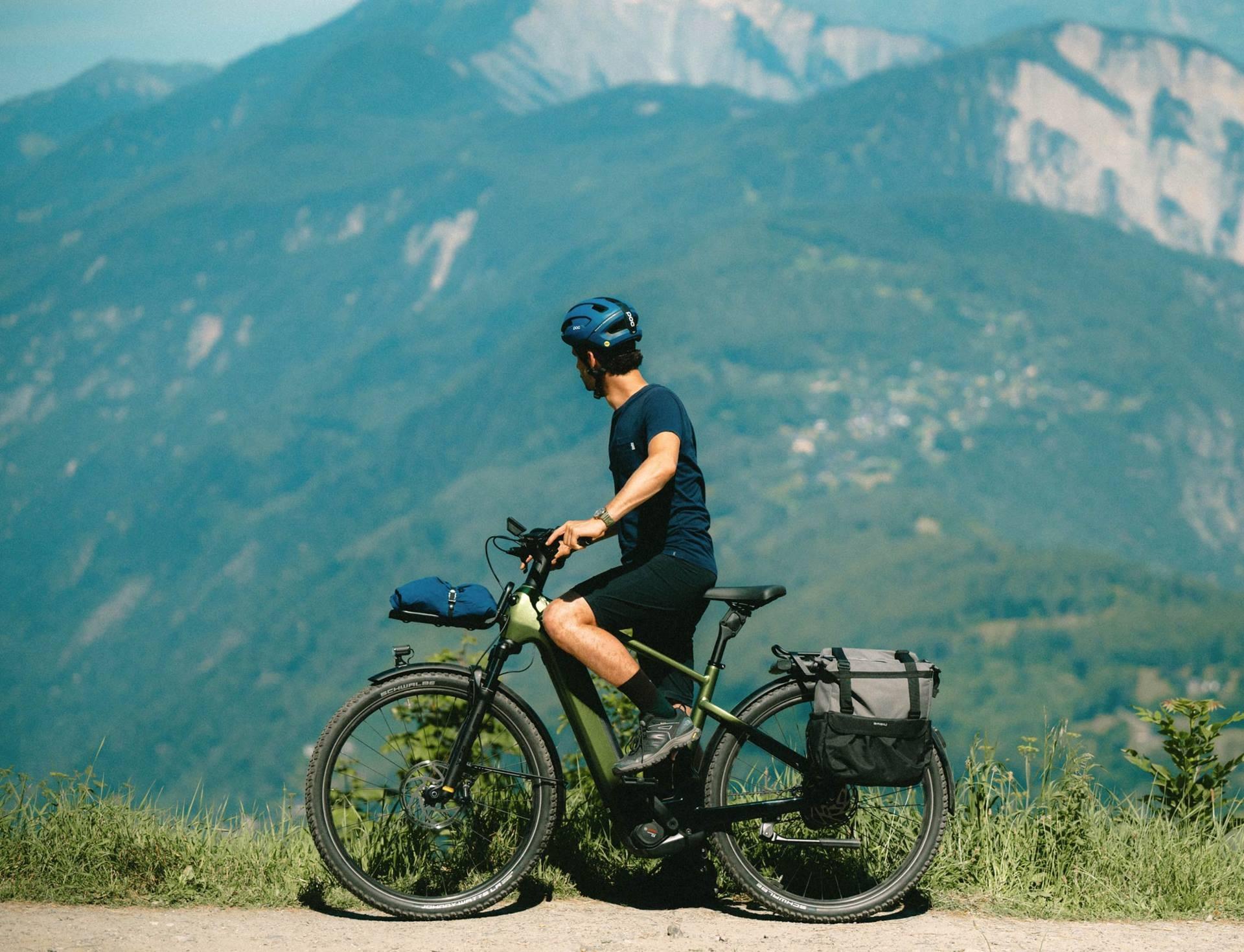 Das Bild zeigt einen Radfahrer auf einem Cannondale Tesoro 24 E-Bike, das für vielseitige Einsätze geeignet ist.