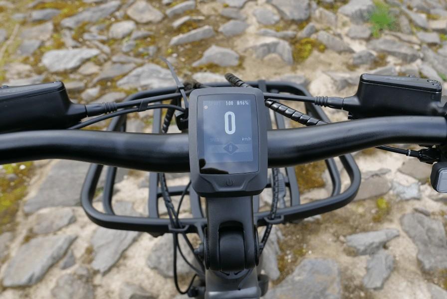 Das Bild zeigt den Lenker eines Specialized Turbo Porto 1 E-Bikes, mit dem Fokus auf das zentrale Display.