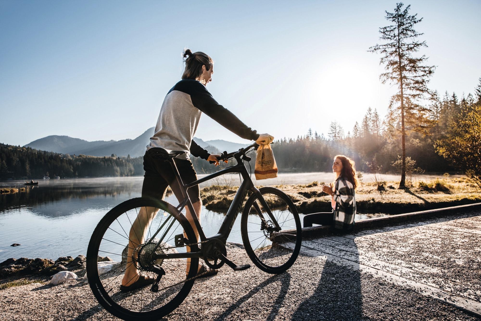 Genieße eine Fahrt am See mit einem stilvollen Fahrrad. Freizeit und Natur vereint in einem Bild.