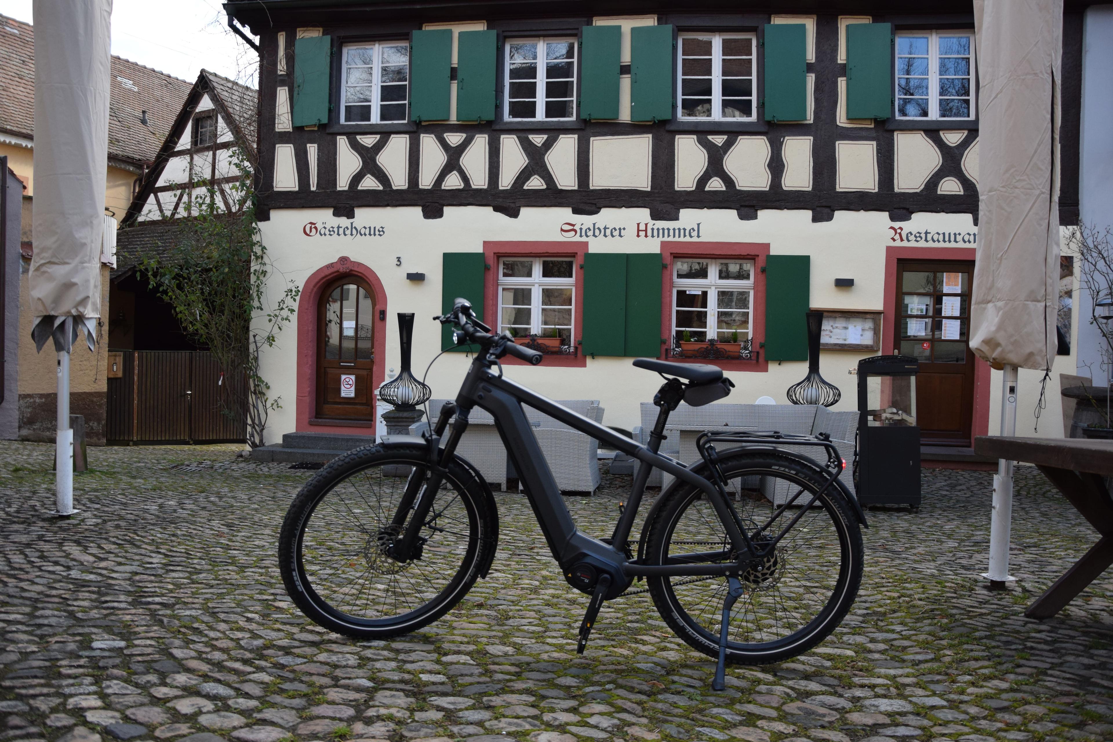 E-Bike Charger GT5 vor historischer Kulisse