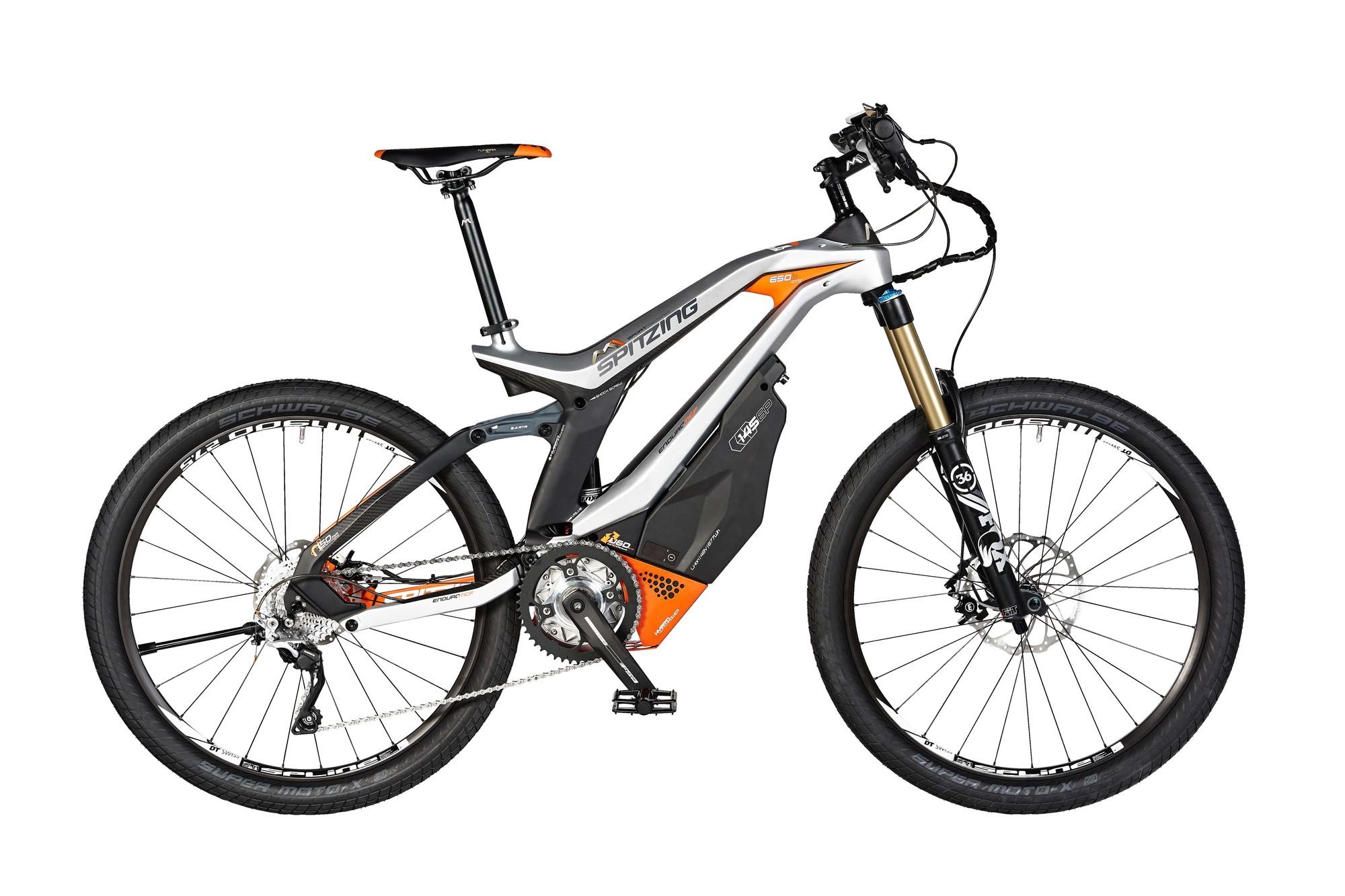 Das Bild zeigt das Spitzing M1, ein leistungsstarkes Mountainbike, das für anspruchsvolle Trails konzipiert ist.