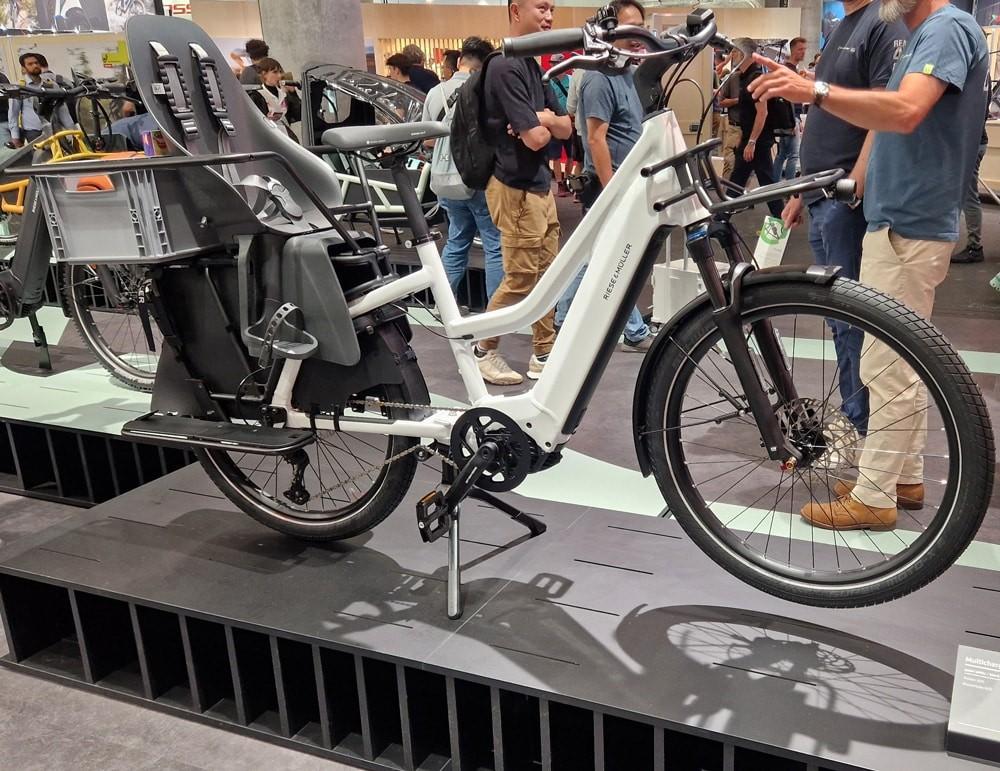 Riese & Müller e-Bike mit stabilem Rahmen und innovativem Gepäckträger für Lasten oder Kinder, urbaner Einsatz.