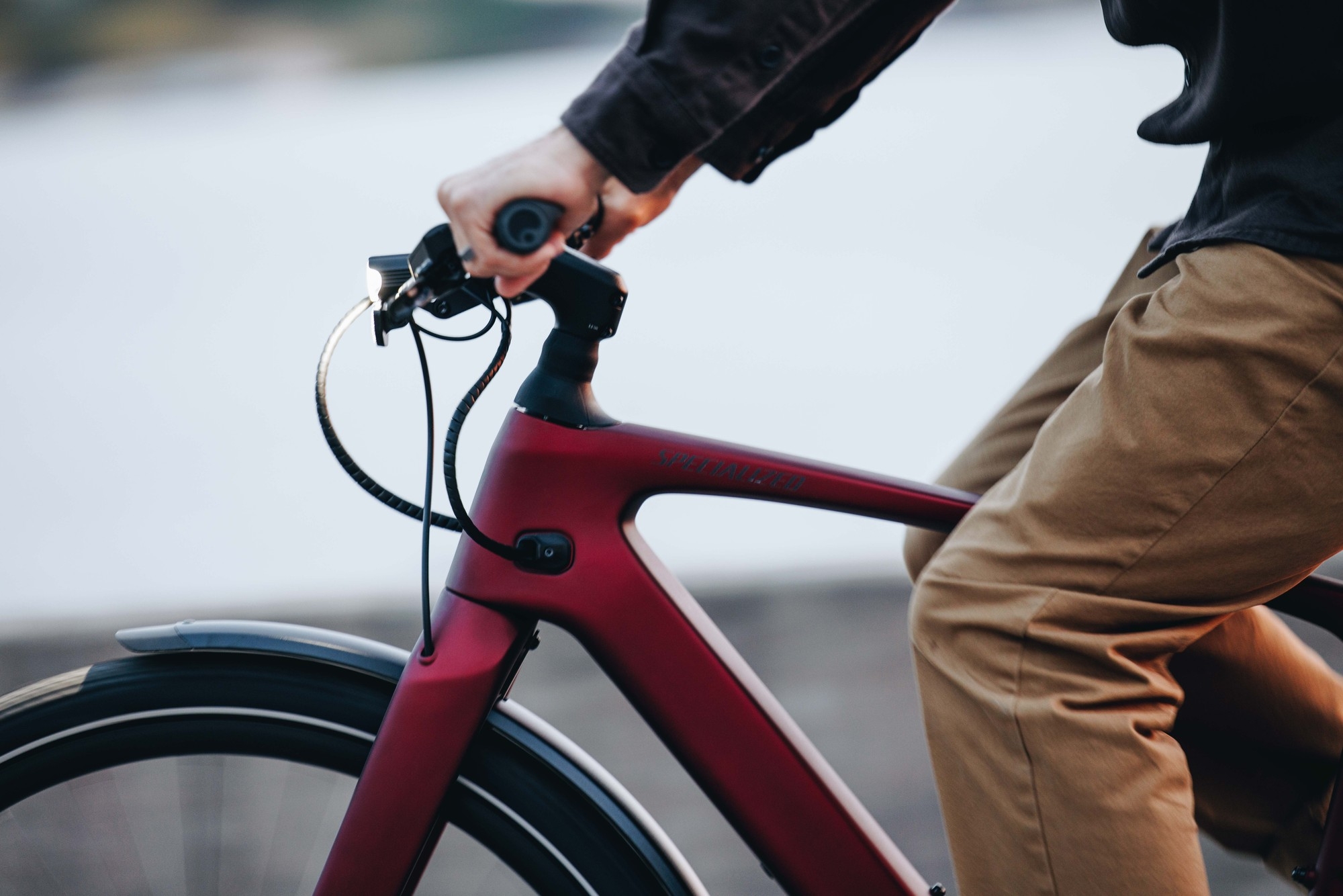 Das Bild zeigt einen Ausschnitt des Specialized Vado SL2 E-Bikes, das für urbanen Einsatz konzipiert ist.