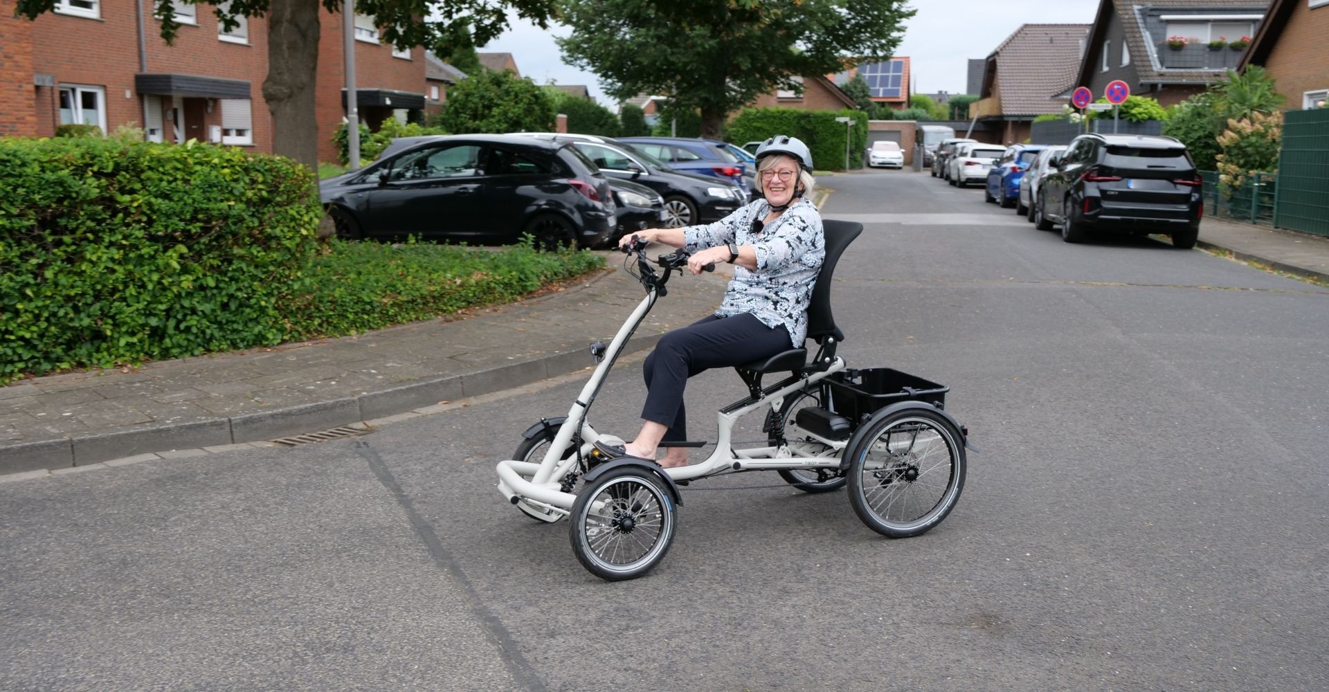 Liane test das pfautec Tibo+ und fährt mit dem Dreirad eine Kurve