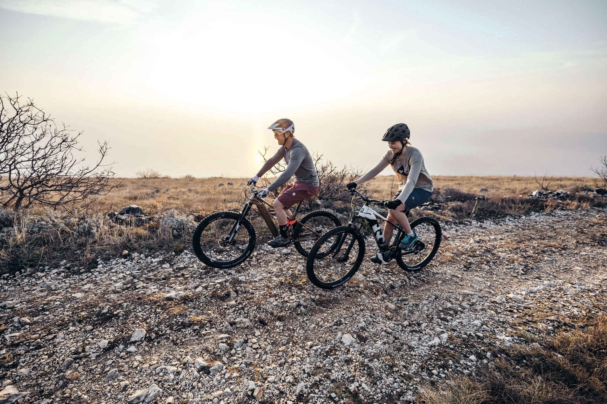 Entdecken Sie die aufregenden Möglichkeiten mit den Mountain Cross 7 und Light Cross 6 E-Bikes auf jedem Gelände. P