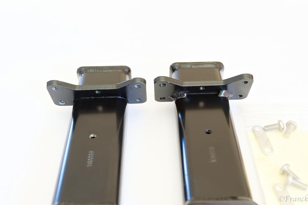 Schwarze Halterung, ideal für den Einsatz mit Tesla Supercharger. Inklusive Befestigungsmaterial.