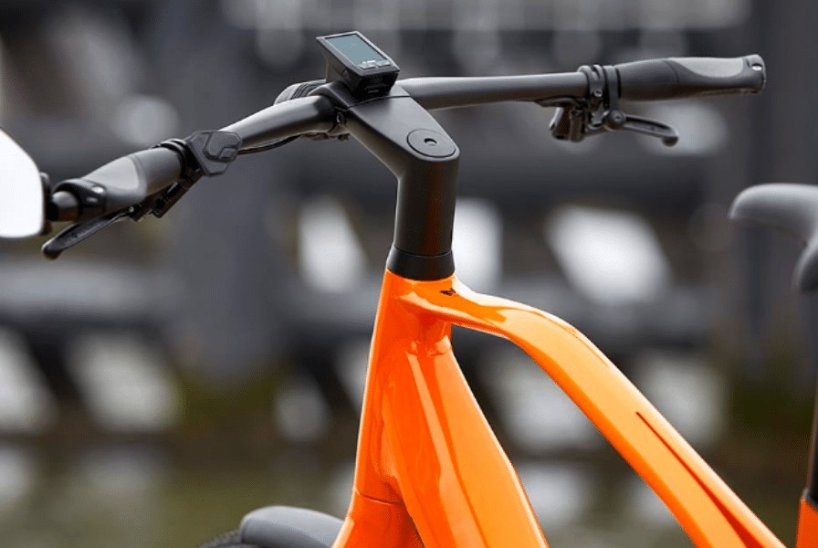 Das Bild zeigt den Lenker eines E-Bikes in leuchtendem Orange, der durch seine ergonomische Form besticht.