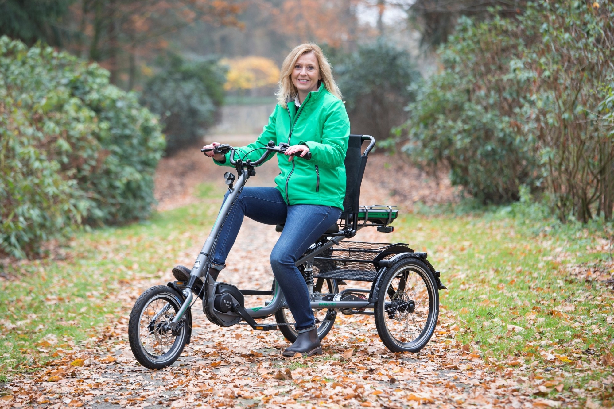 Das Bild zeigt eine Frau mit einem pfautec Scoobo