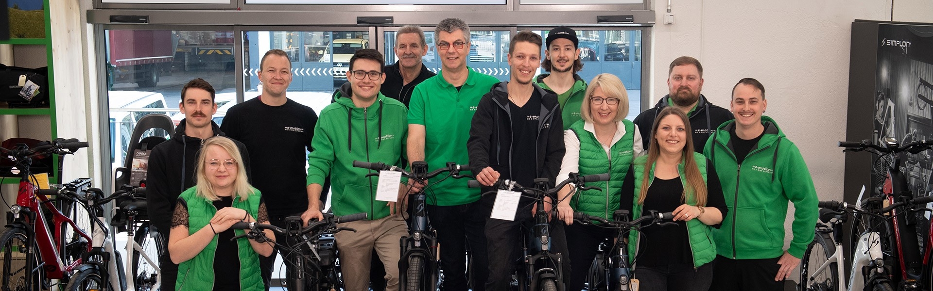 Das Bild zeigt das Team von der e-motion e-Bike Welt Dietikon.