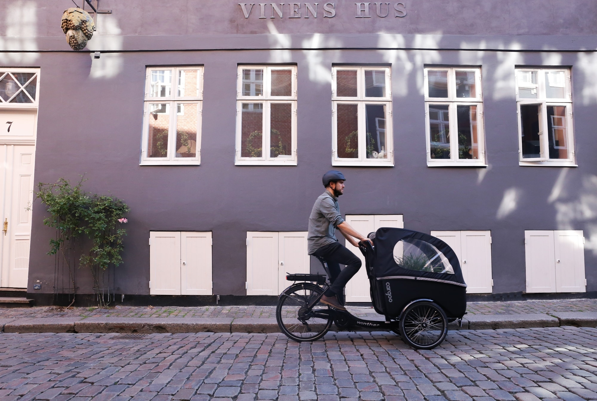 Erleben Sie urbane MobilitĂ€t mit dem Winther Cargoo Lastenrad â ideal fĂŒr Familien in der Stadt.