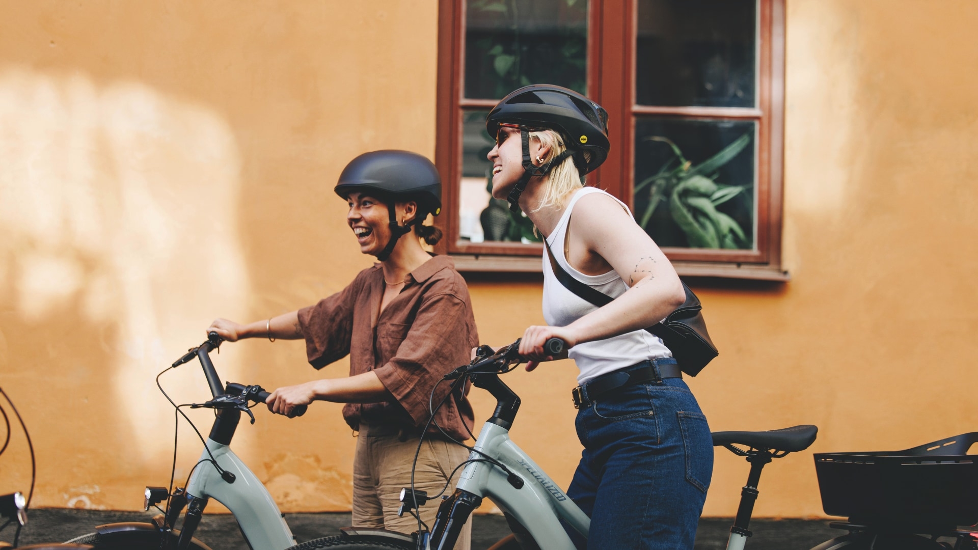 Entdecken Sie den Fahrspaß mit dem Specialized Como E-Bike. Perfekt für urbane Abenteuer in stylischem Design.