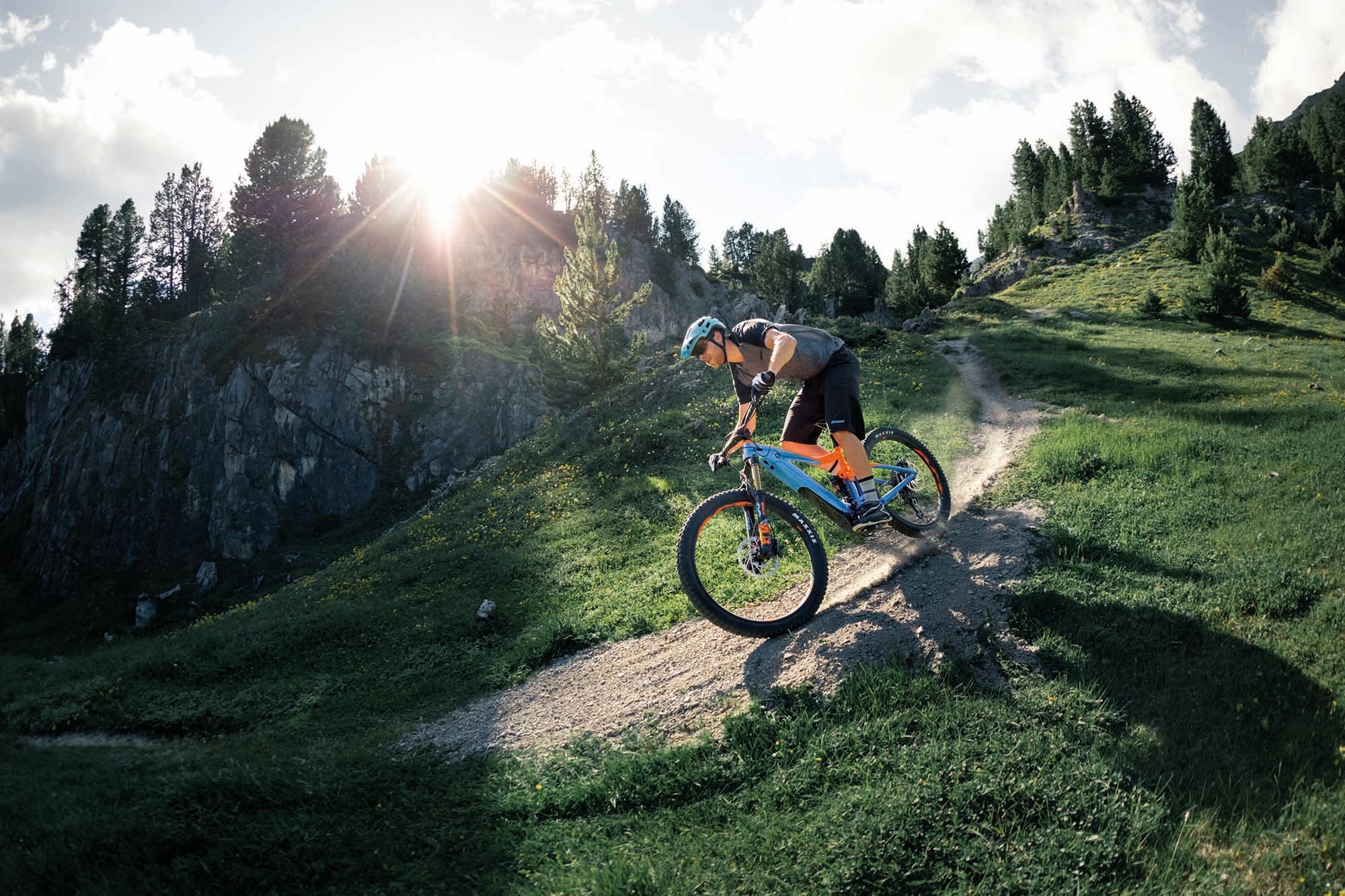 Das Giant Trance E+ 2019 ist ideal für anspruchsvolle Trails. Erleben Sie volle Kontrolle und Power mit diesem leis