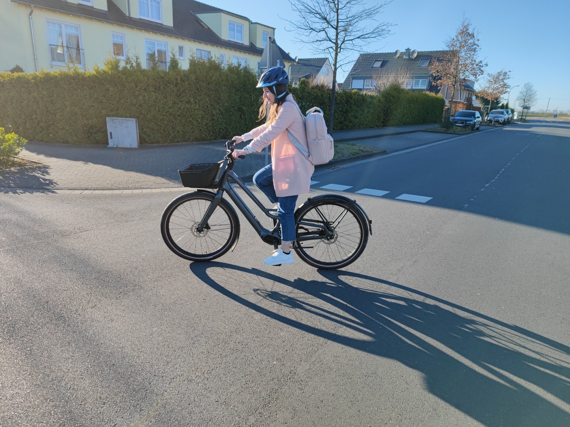 Das Bild zeigt eine Frau auf einem Specialized Turbo Como SL