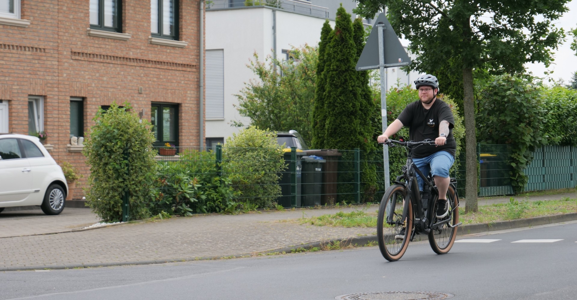 Ein Mann fährt auf der Straße mit dem Kalkhoff Entice 5 Advance+