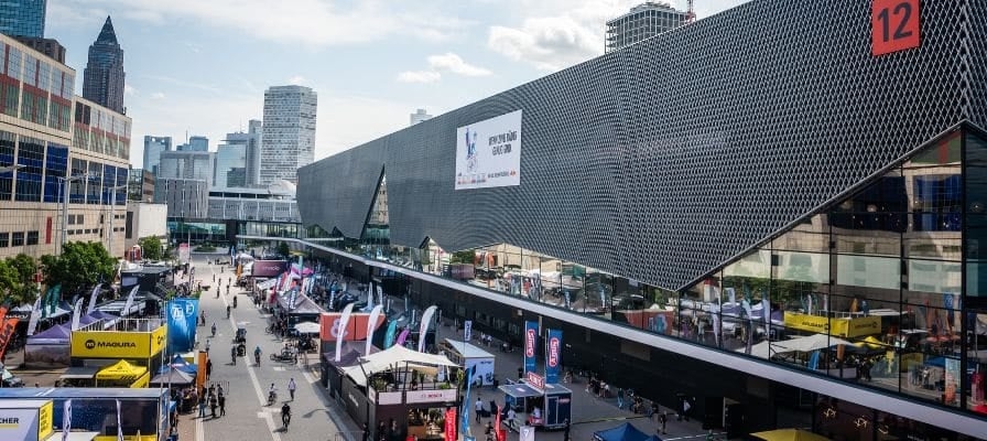 Außenansicht der Eurobike-Messe mit Ausstellungsständen und Besuchern