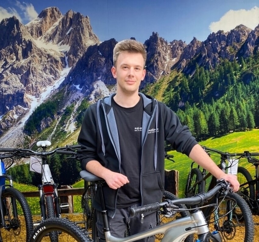 Das Bild zeigt Kevin aus der e-motion e-Bike Welt Wien