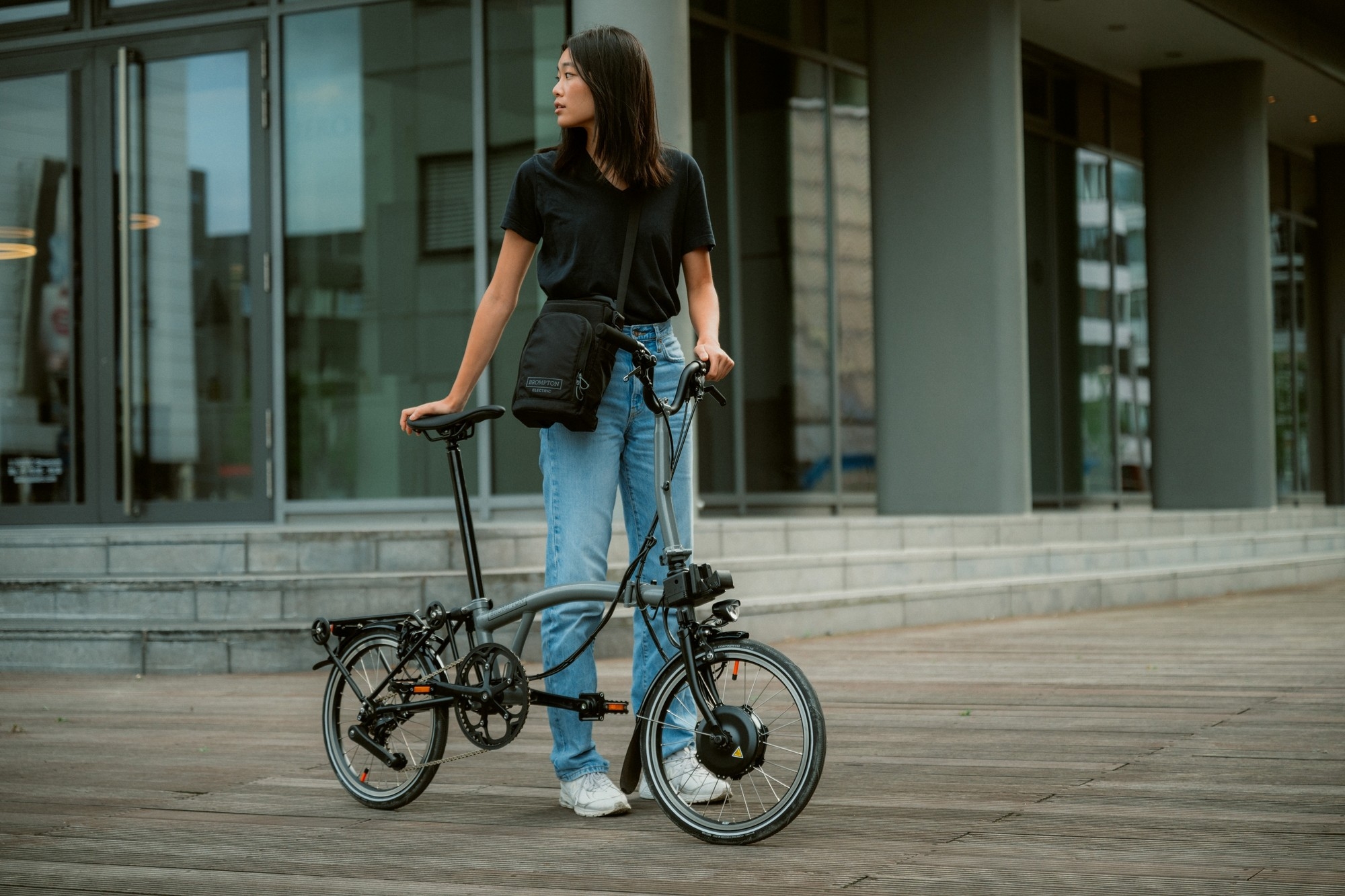 Das Bild zeigt eine Frau mit einem Brompton P Line