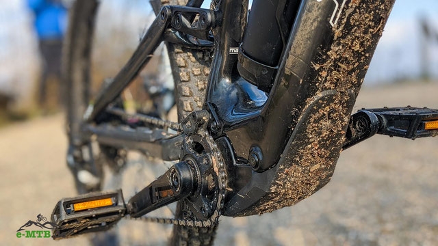 Detailaufnahme des Specialized Levo SL E-Bike-Motors mit schlammigen Pedalen und robustem Design für Offroad-Abente