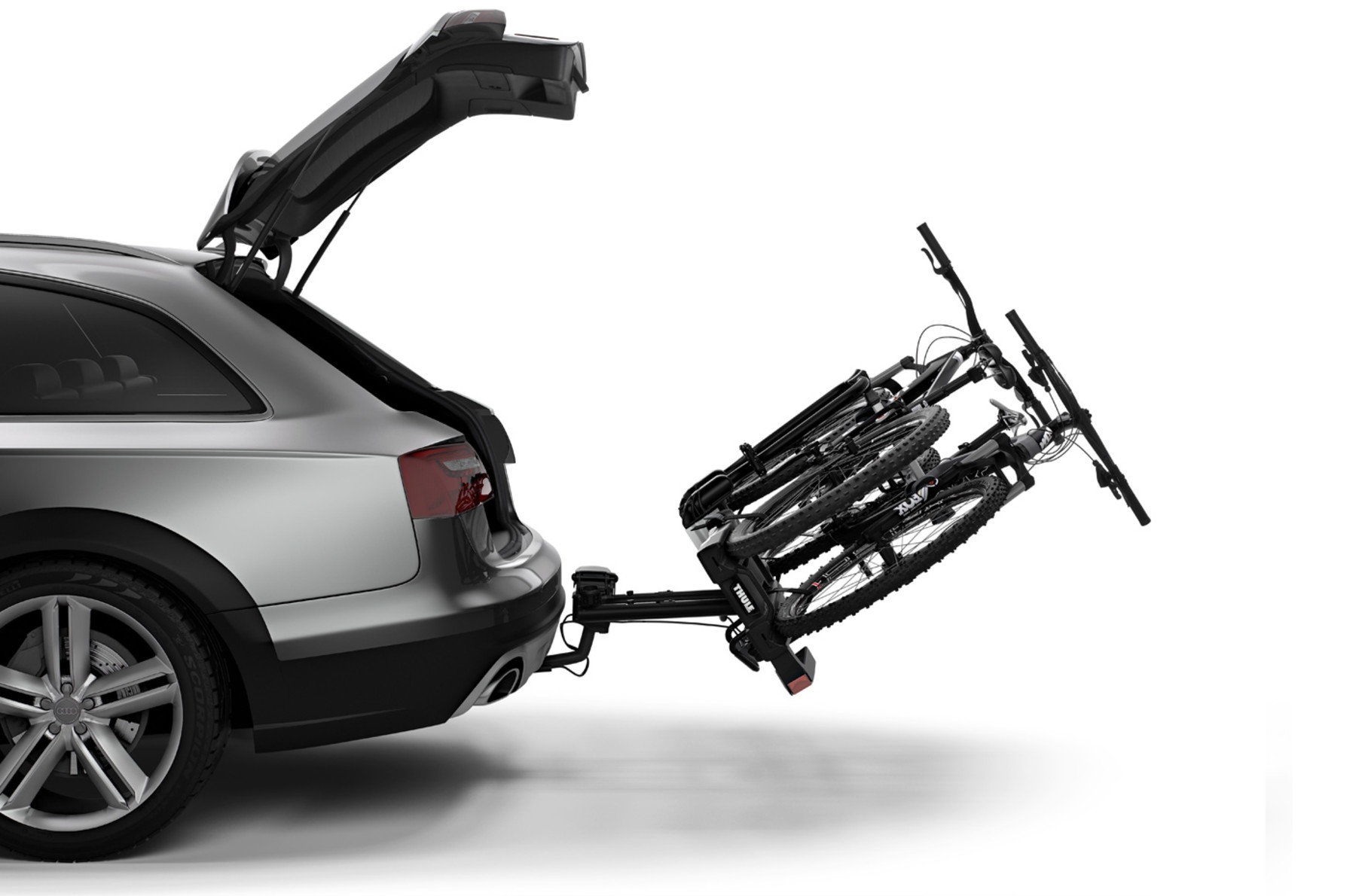Praktischer Thule EasyFold XT2 Fahrradträger montiert am Auto für einfachen Transport und Zugang zum Kofferraum.