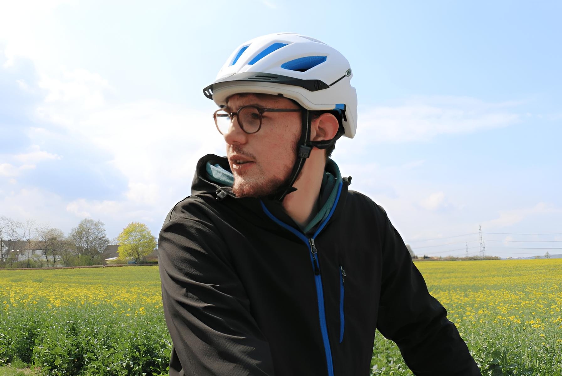 Das Bild zeigt einen Mann mit einem ABUS Helm