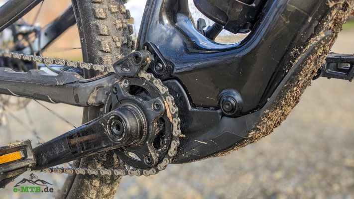 Detailansicht einer E-MTB Antriebseinheit. Perfekt für Offroad-Abenteuer mit robustem Design und zuverlässiger Kett
